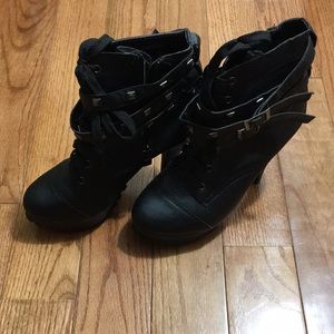 Black Combat boot heals